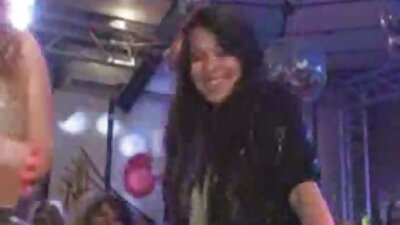 Un gruppo di ragazze video porno romantico italiano sexy si spoglia a una festa in costume e poi fa sesso
