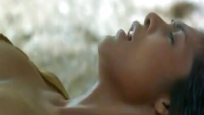 Una ragazzina dal seno piatto è nuda sul letto del suo video sex romantico ragazzo