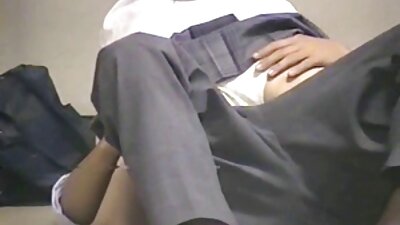 Una mora con i capezzoli appuntiti sulle tette naturali si porno romantici sta divertendo