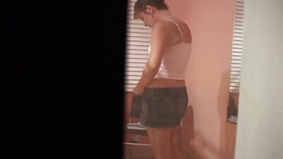 Enormi tette naturali video porno romantici gratis che si muovono in una scena di scopata a pecorina