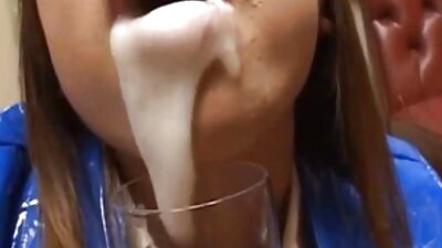Una cagna dai capelli video hard romantici neri che ama usare i piedi su un cazzo sta facendo sesso