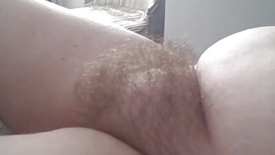 Cutie bruna con la pelle video porno romantici gratis pallida dedica tempo alla masturbazione della figa