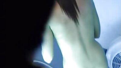 Un tizio nero sta spingendo il suo cazzo in una rossa video sex romantico calda sul letto
