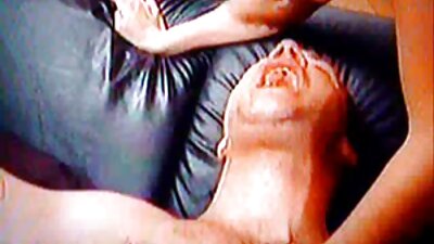 Una donna calda sesso romantico porno viene massaggiata e anche lei viene sbattuta