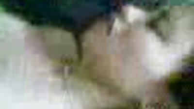 Una giovane mora ci mostra porno video romantico la sua lussuria mentre succhia un grosso cazzo duro