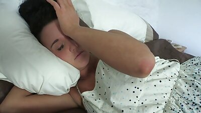 Un'orgia bollente si fa davanti alla telecamera film porno romantico sul letto
