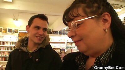 Una coppia viene filmata mentre fa sesso insieme in un luogo video porno romantici pubblico