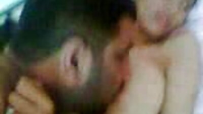 Una cagna video porno sesso romantico con grandi tette sta saltando sopra un grosso cazzo oggi